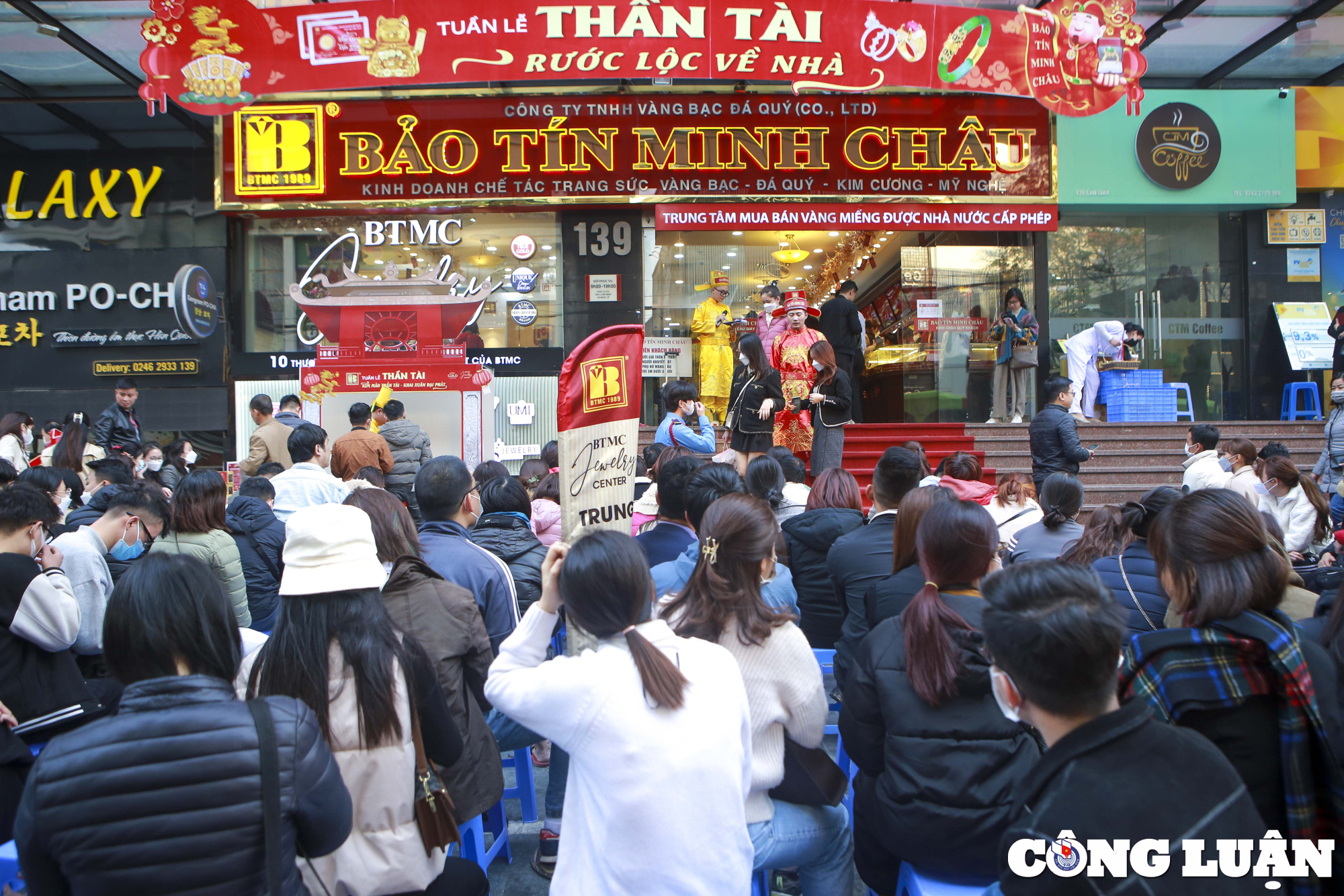 ngay via than tai den chieu van co hang tram nguoi xep hang cho mua vang hinh 2