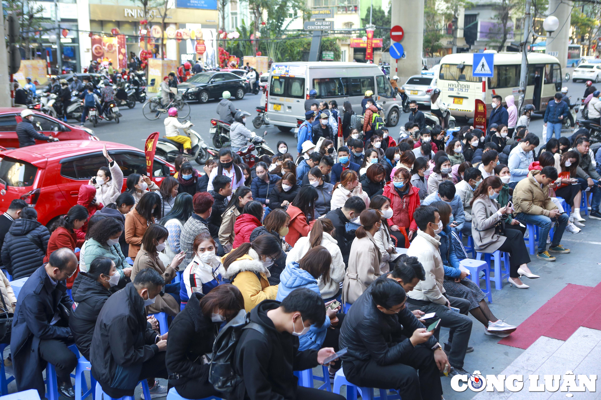 ngay via than tai den chieu van co hang tram nguoi xep hang cho mua vang hinh 6