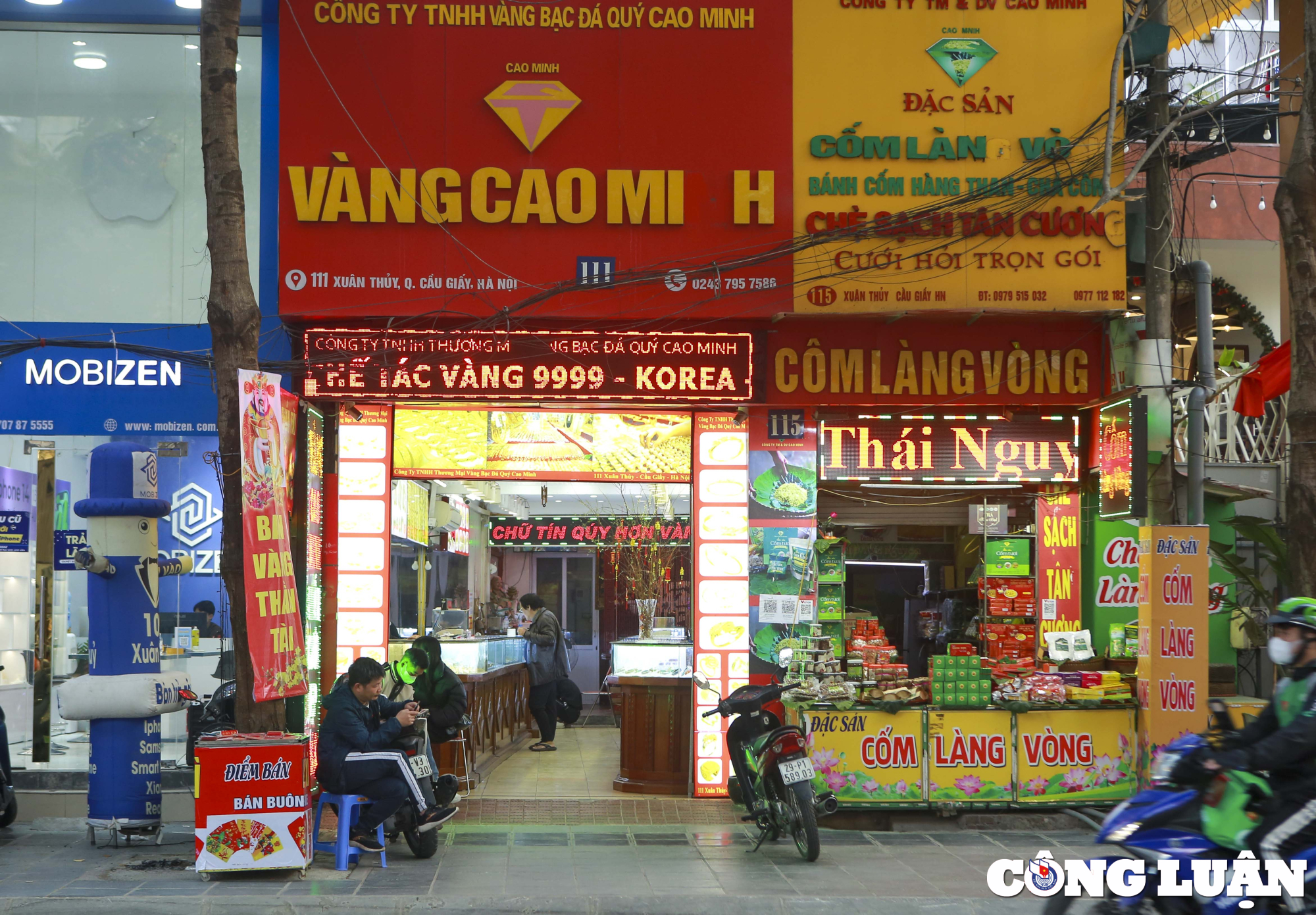 ngay via than tai den chieu van co hang tram nguoi xep hang cho mua vang hinh 11