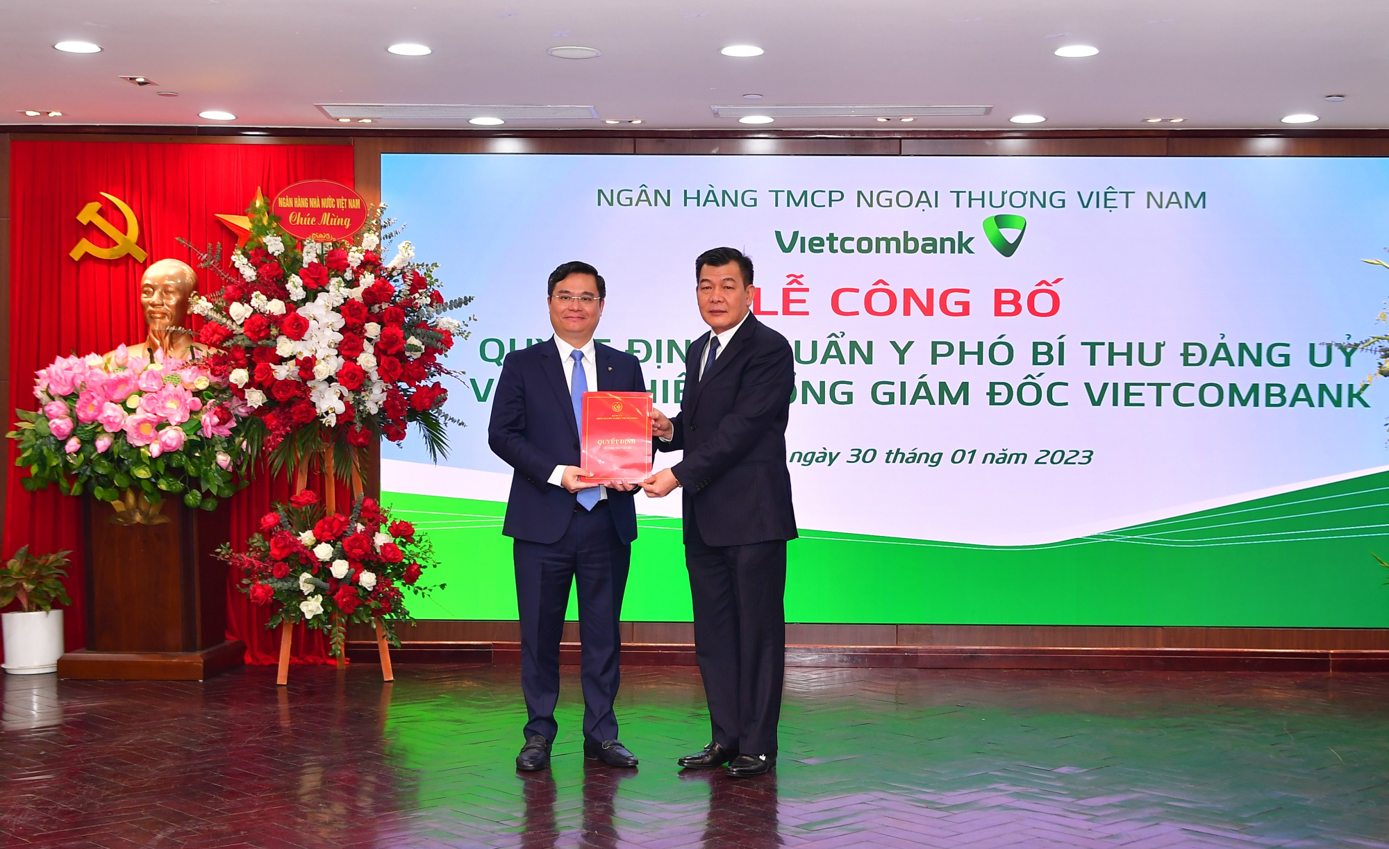 vietcombank to chuc le cong bo quyet dinh chuan y pho bi thu dang uy va bo nhiem tong giam doc hinh 1