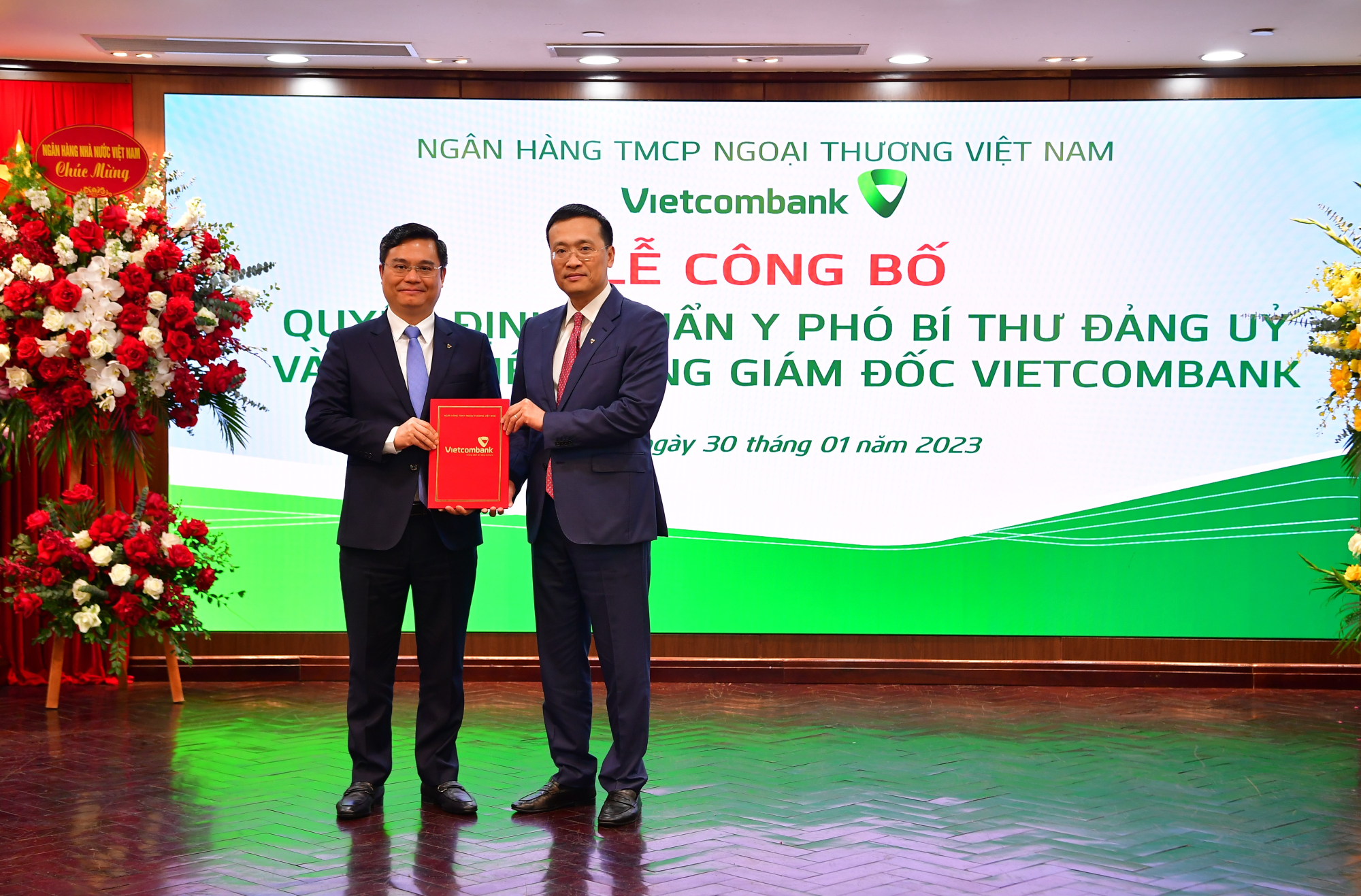 vietcombank to chuc le cong bo quyet dinh chuan y pho bi thu dang uy va bo nhiem tong giam doc hinh 3