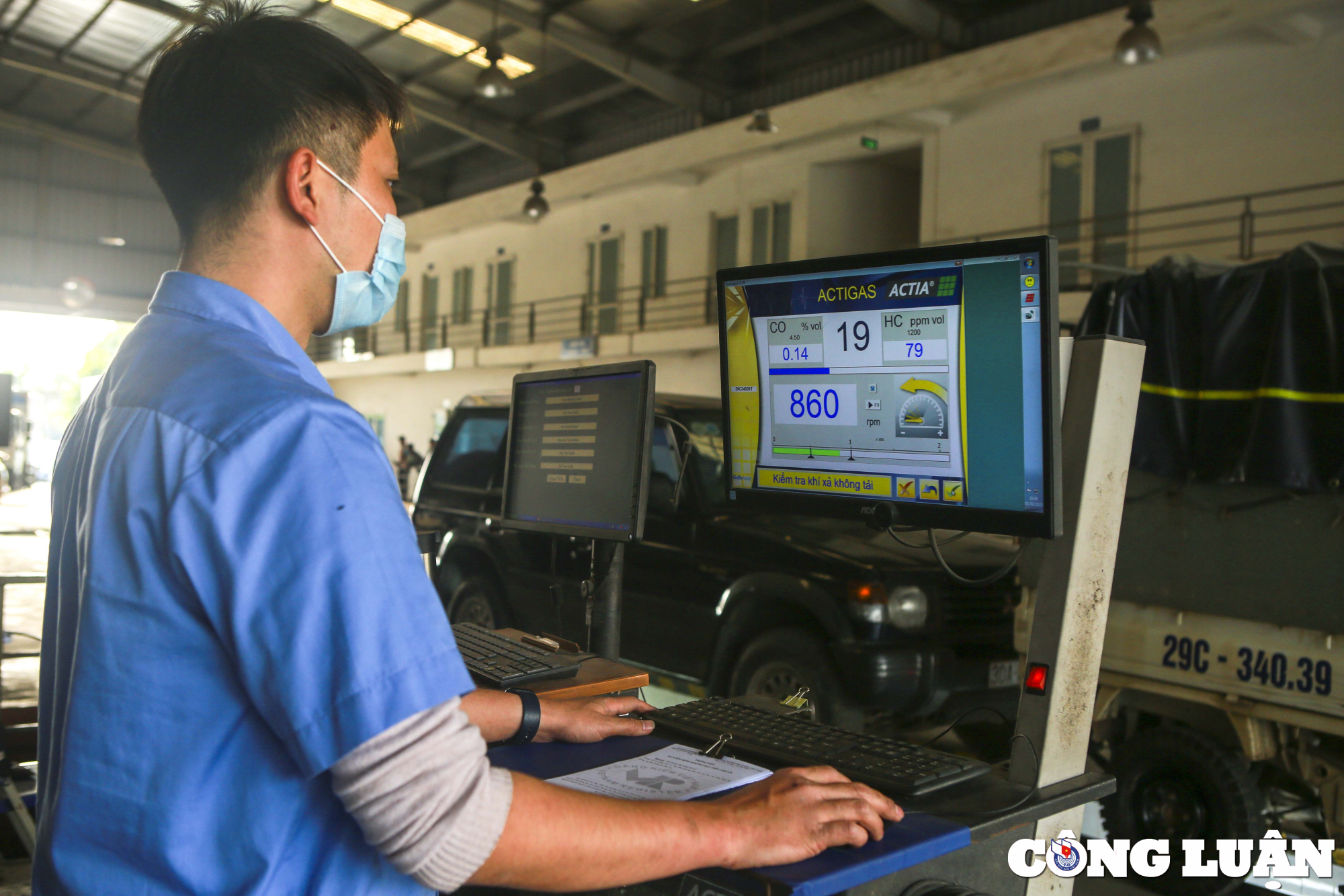 ha noi trung tam dang kiem vang ve bat ngo ca tram chi co 1 xe vao kiem dinh hinh 6