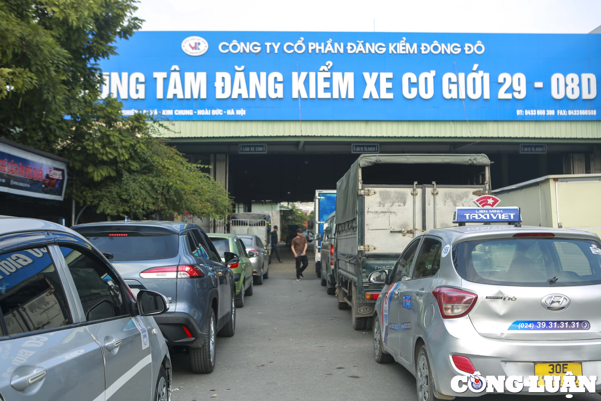 ha noi trung tam dang kiem vang ve bat ngo ca tram chi co 1 xe vao kiem dinh hinh 2