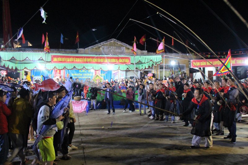 tung bung dua ghe truyen thong tren pha tam giang hinh 1