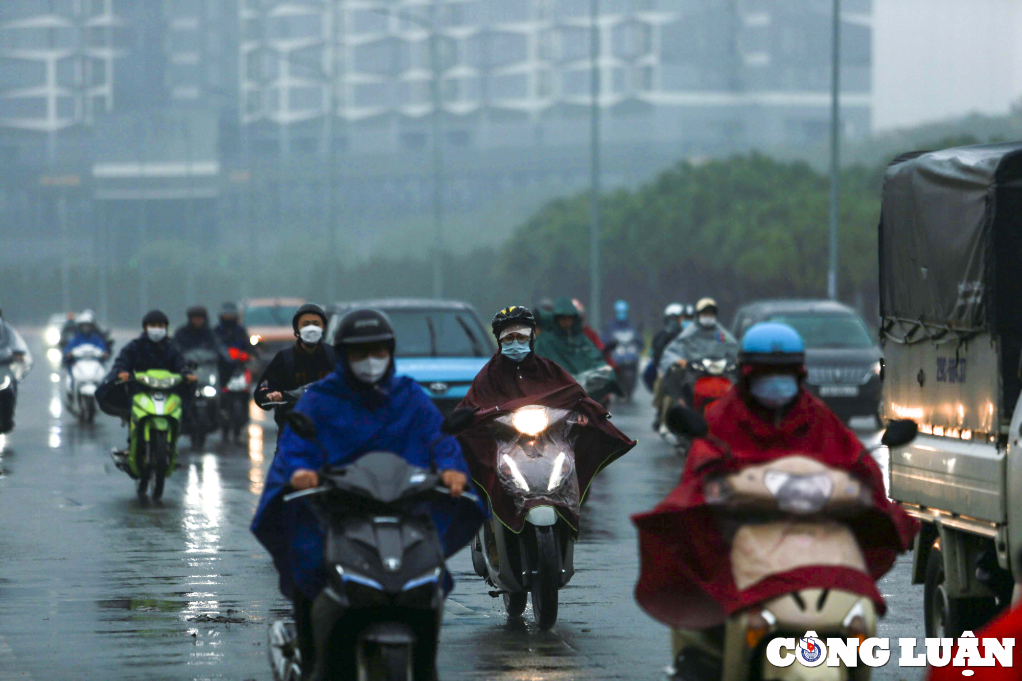 ha noi mua phun suong mu day dac che phu ca toa nha hinh 5