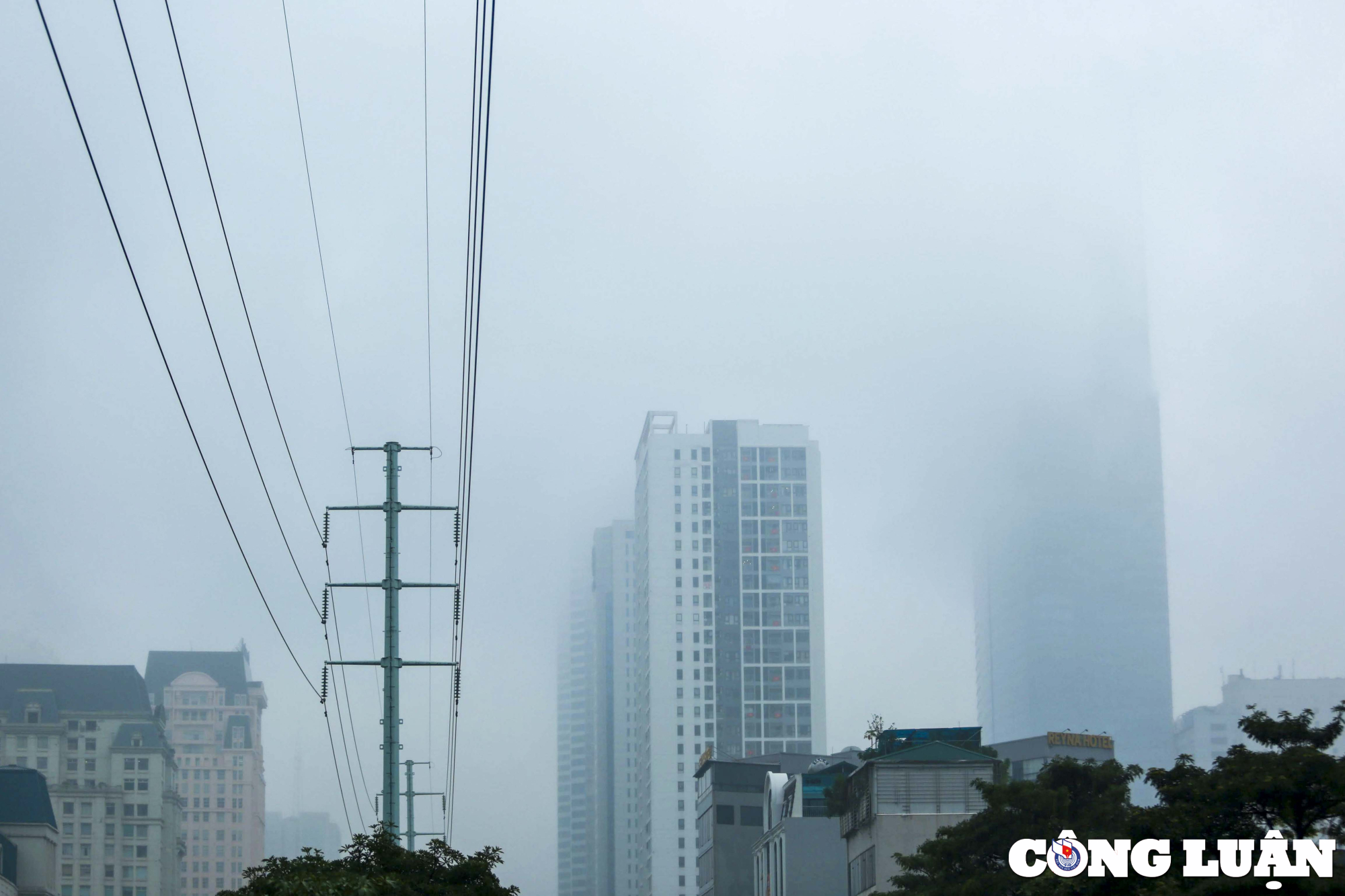 ha noi mua phun suong mu day dac che phu ca toa nha hinh 1