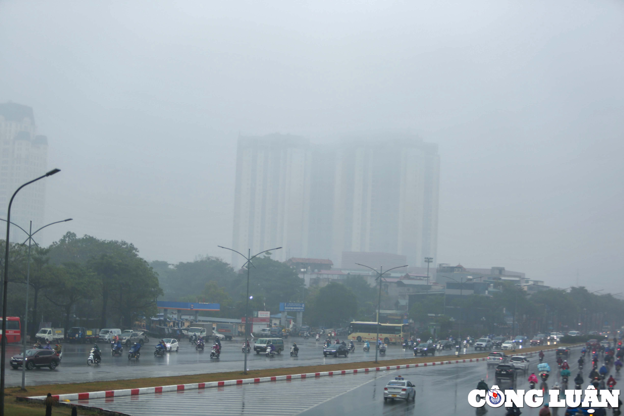 ha noi mua phun suong mu day dac che phu ca toa nha hinh 2