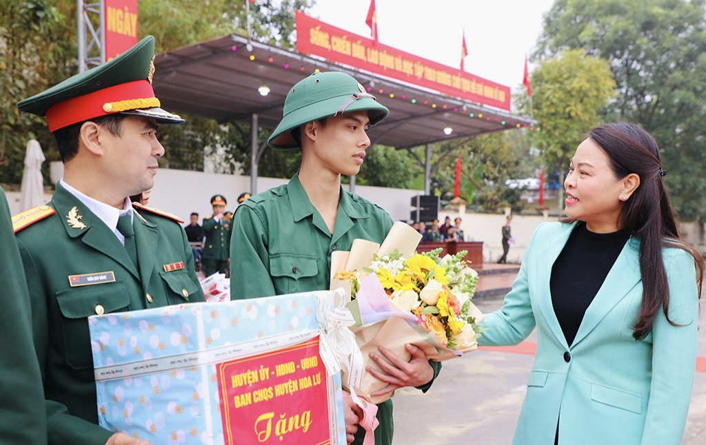 ninh binh 1300 thanh nien uu tu len duong nhap ngu hinh 1