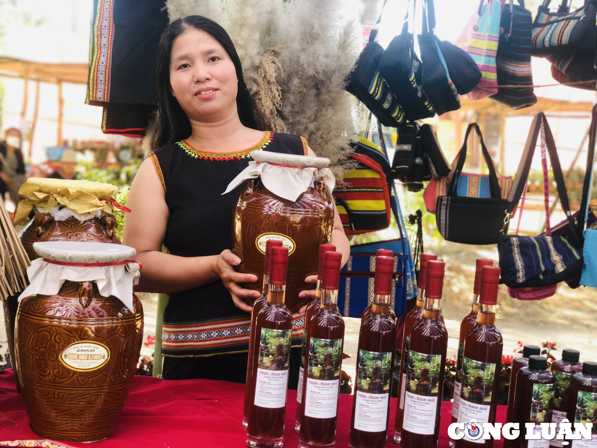 kon tum to chuc le hoi sac mau tho cam va ra mat lang du lich cong dong kon jo dri hinh 3