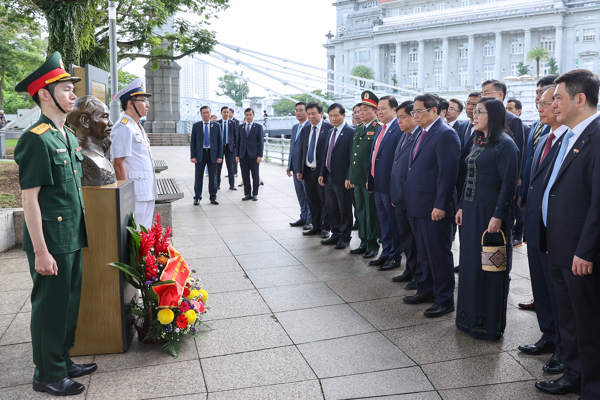 thu tuong pham minh chinh dang hoa tai tuong dai chu tich ho chi minh o bao tang van minh chau a hinh 1