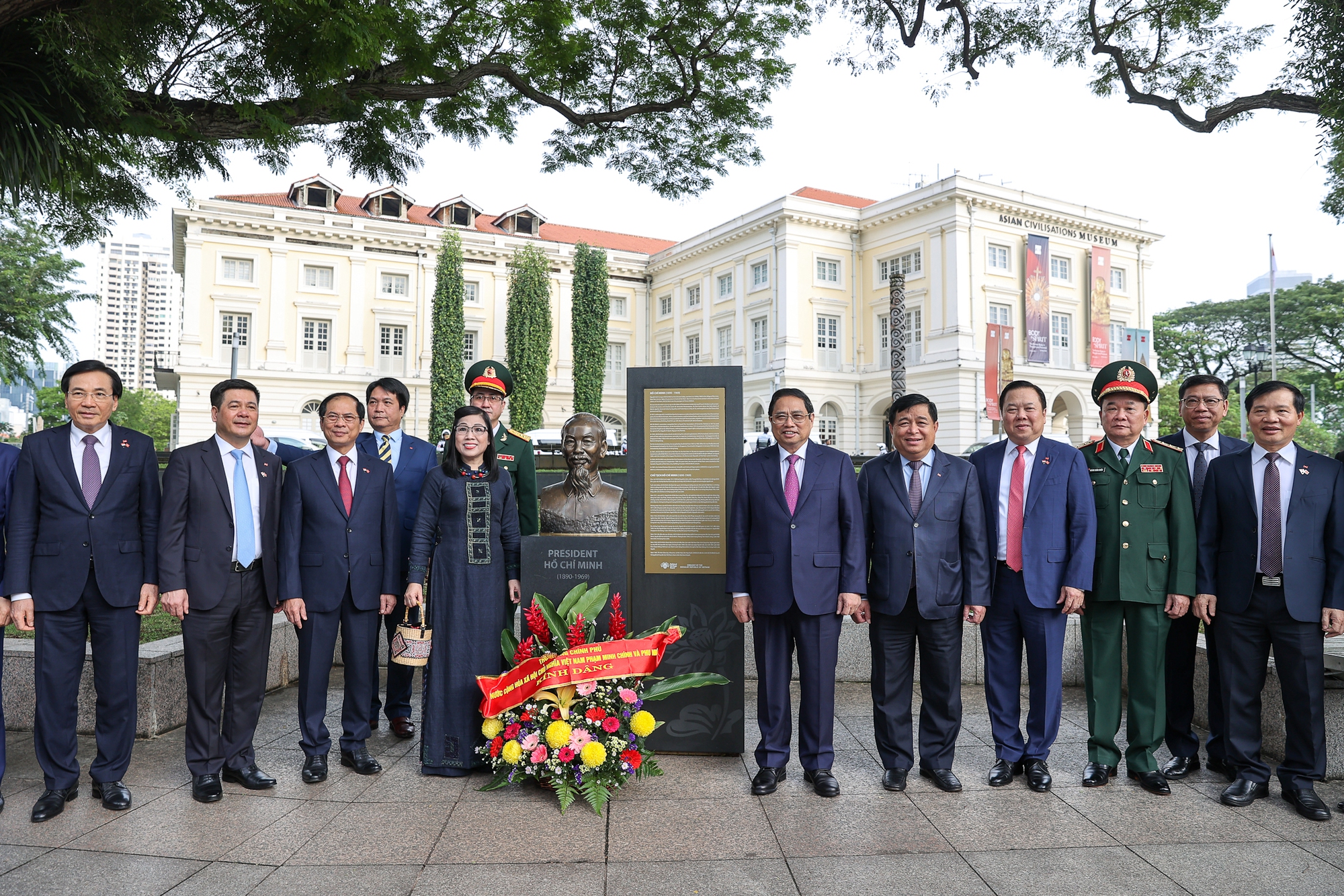 thu tuong pham minh chinh dang hoa tai tuong dai chu tich ho chi minh o bao tang van minh chau a hinh 2