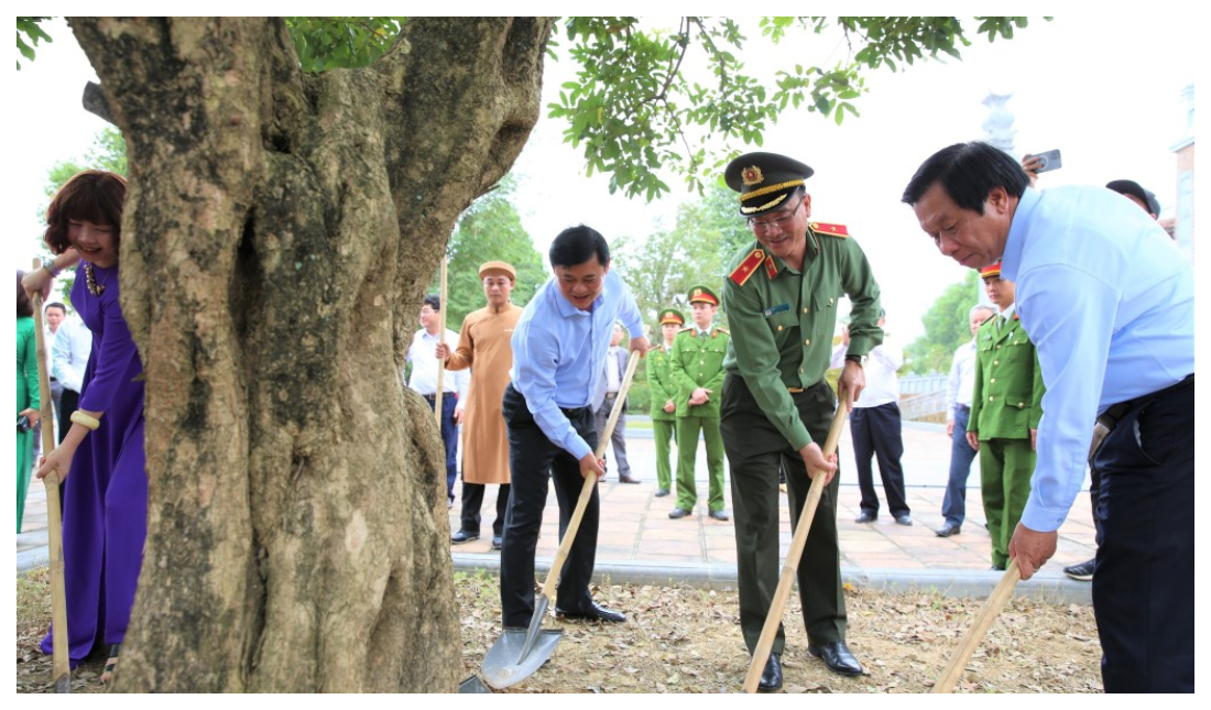 trong cay dau xuan tai khuon vien den tho gia tien chu tich ho chi minh hinh 1