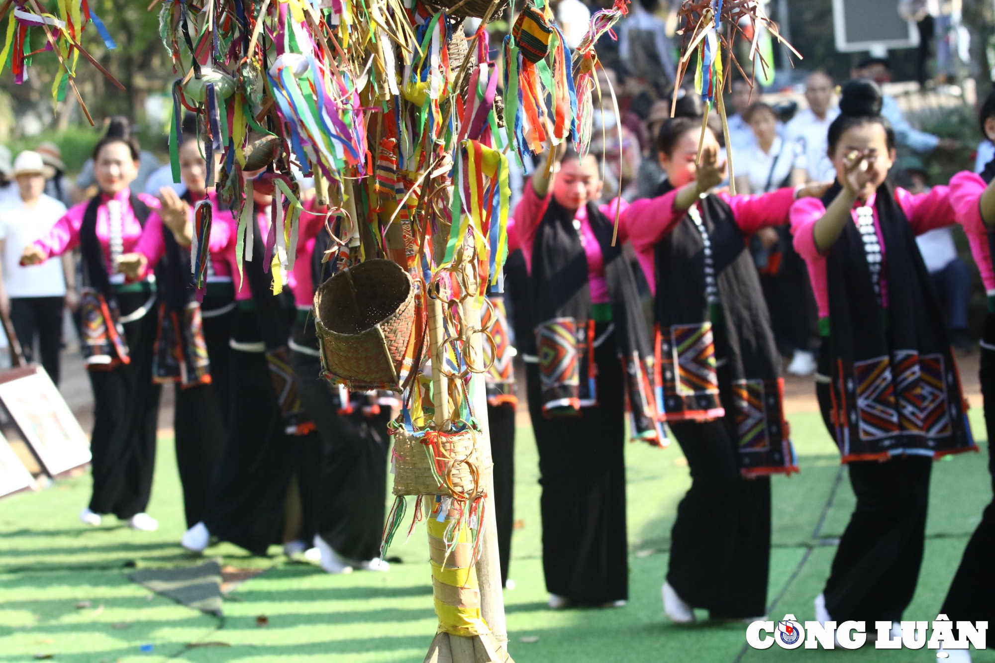 ngay hoi sac xuan tren moi mien to quoc an tuong voi nghe thuat xoe thai hinh 28