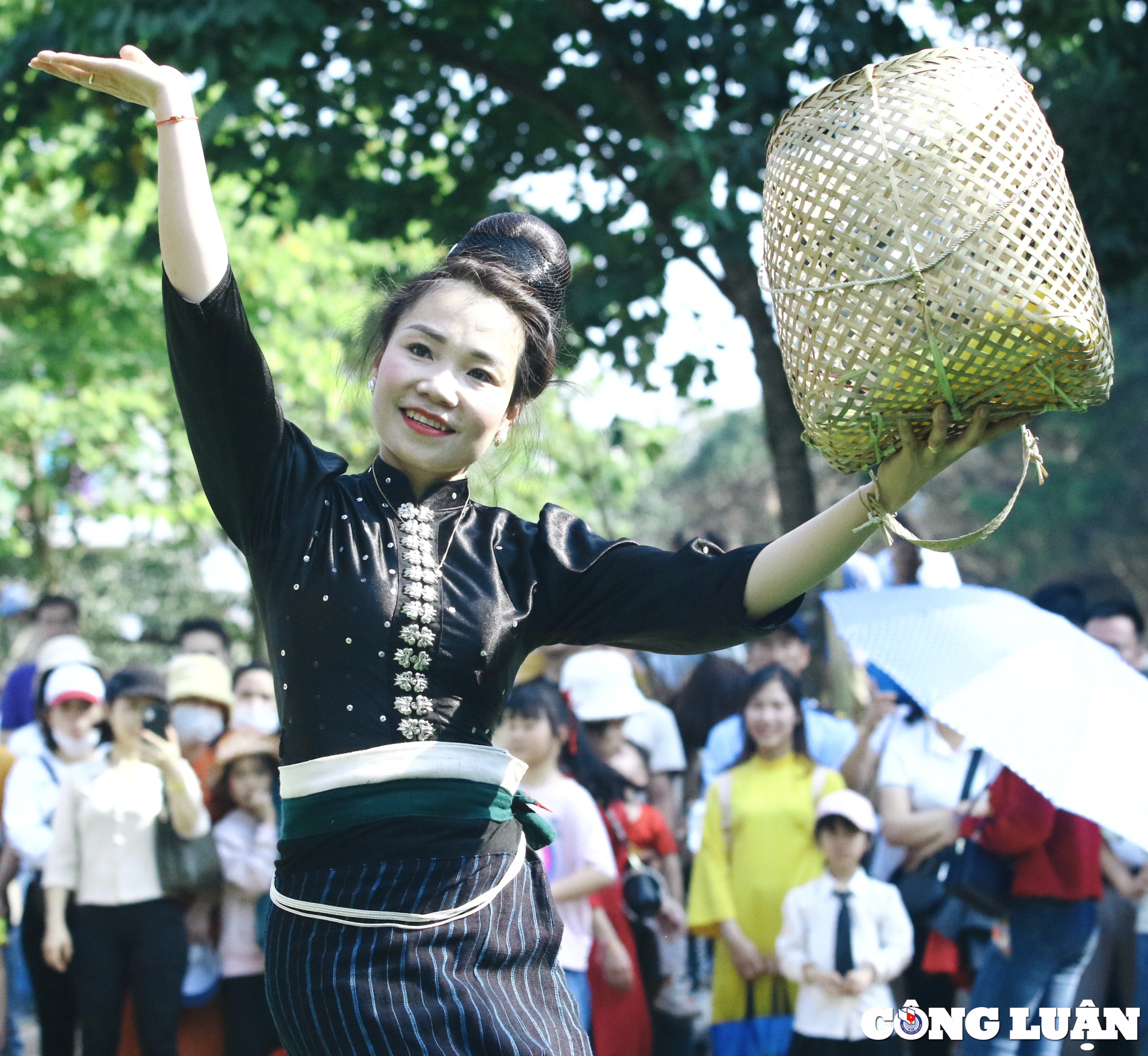 ngay hoi sac xuan tren moi mien to quoc an tuong voi nghe thuat xoe thai hinh 22