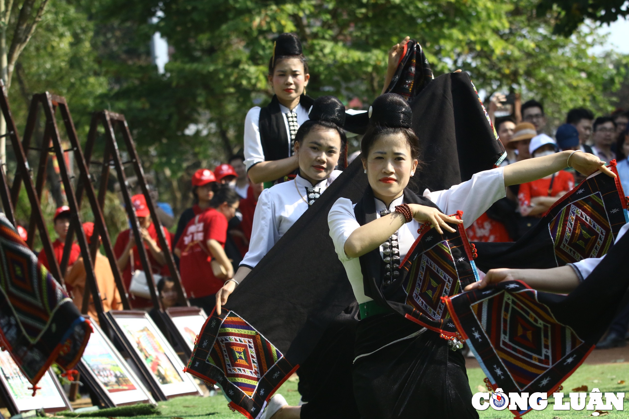 ngay hoi sac xuan tren moi mien to quoc an tuong voi nghe thuat xoe thai hinh 21