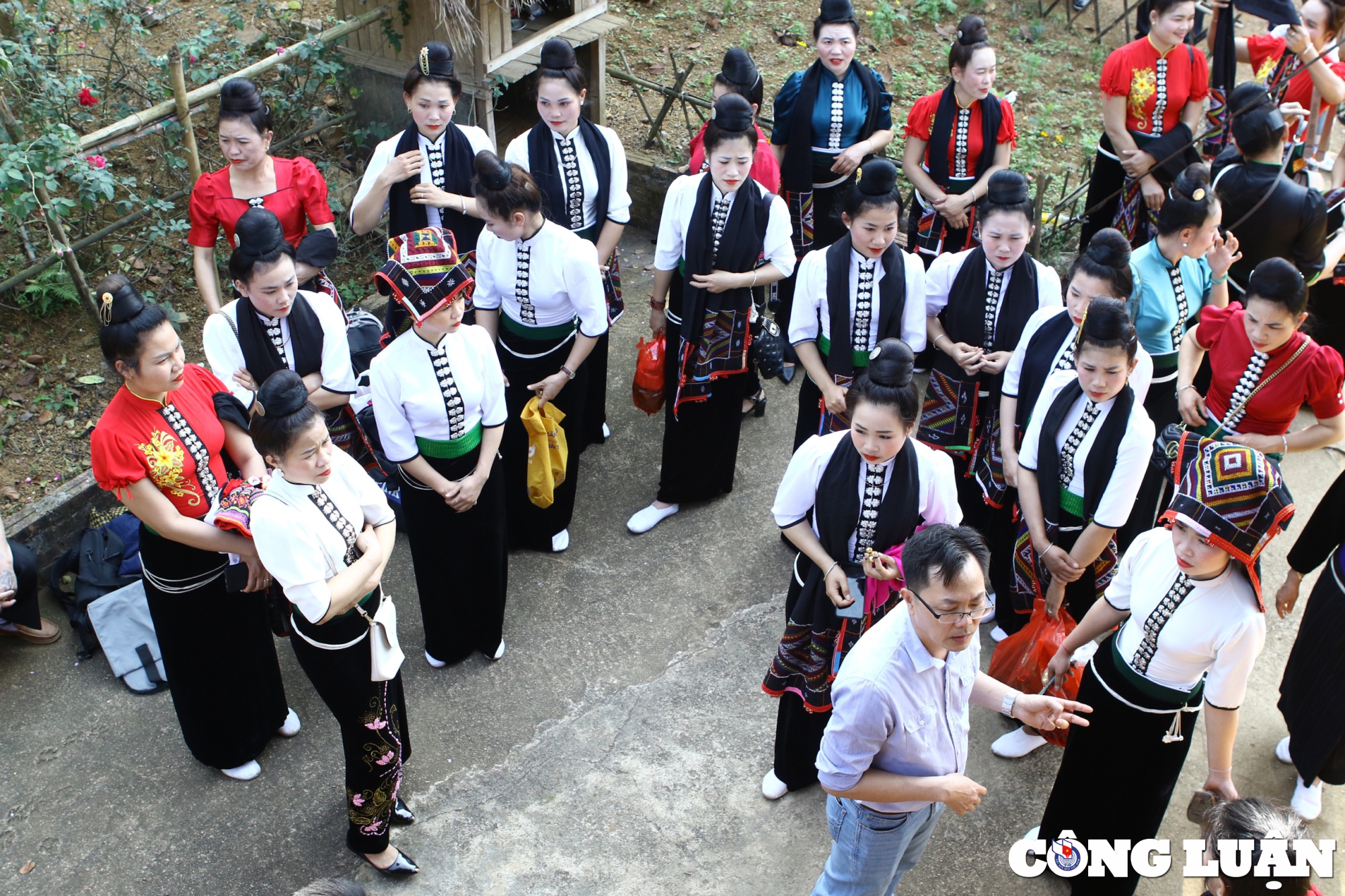 ngay hoi sac xuan tren moi mien to quoc an tuong voi nghe thuat xoe thai hinh 4