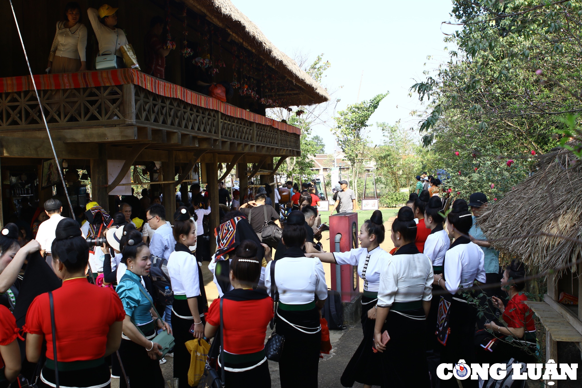 ngay hoi sac xuan tren moi mien to quoc an tuong voi nghe thuat xoe thai hinh 2