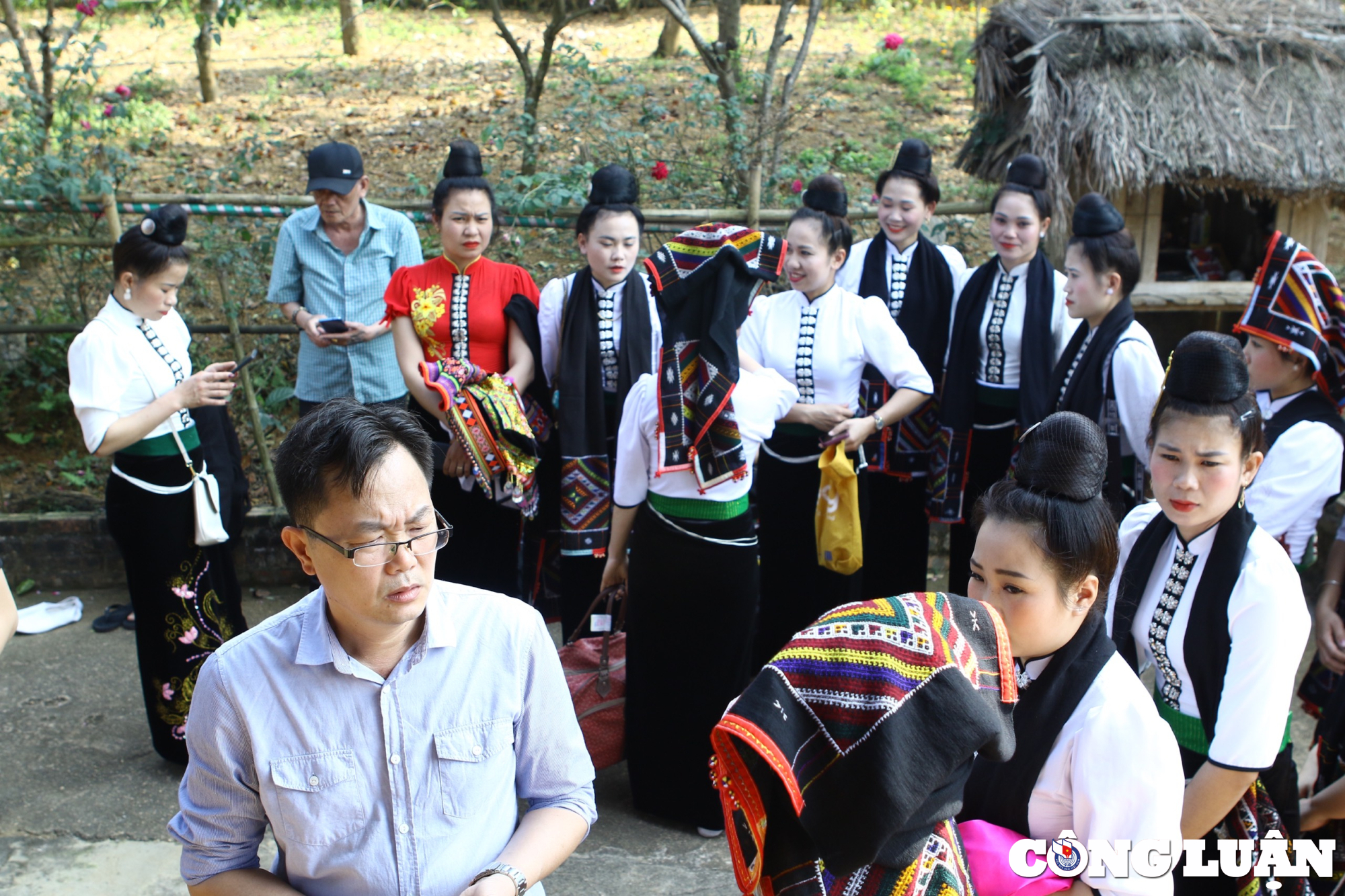 ngay hoi sac xuan tren moi mien to quoc an tuong voi nghe thuat xoe thai hinh 5