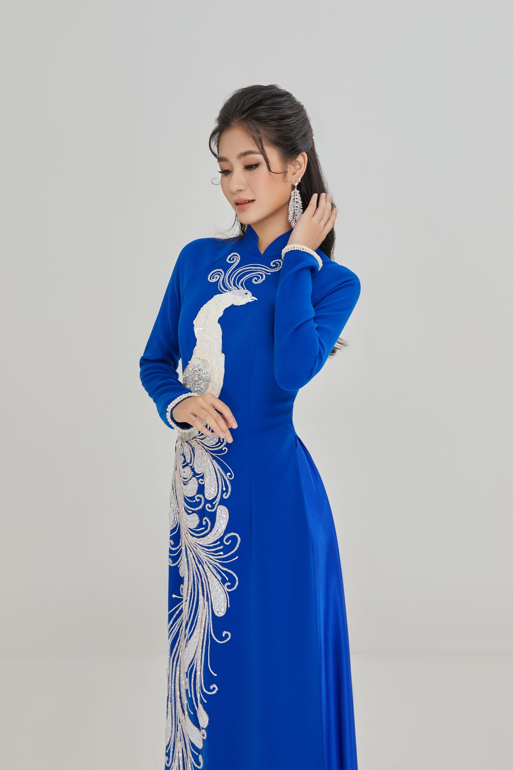 tranh tai voi nguoi dep 65 nuoc hoa hau nguyen thanh ha quyet tam chinh phuc the gioi voi ao dai viet hinh 8