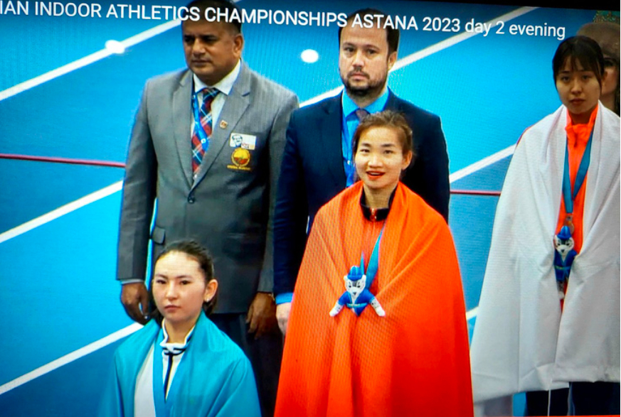 vdv nguyen thi oanh gianh huy chuong vang cu ly 1500m nu o giai chau a hinh 1