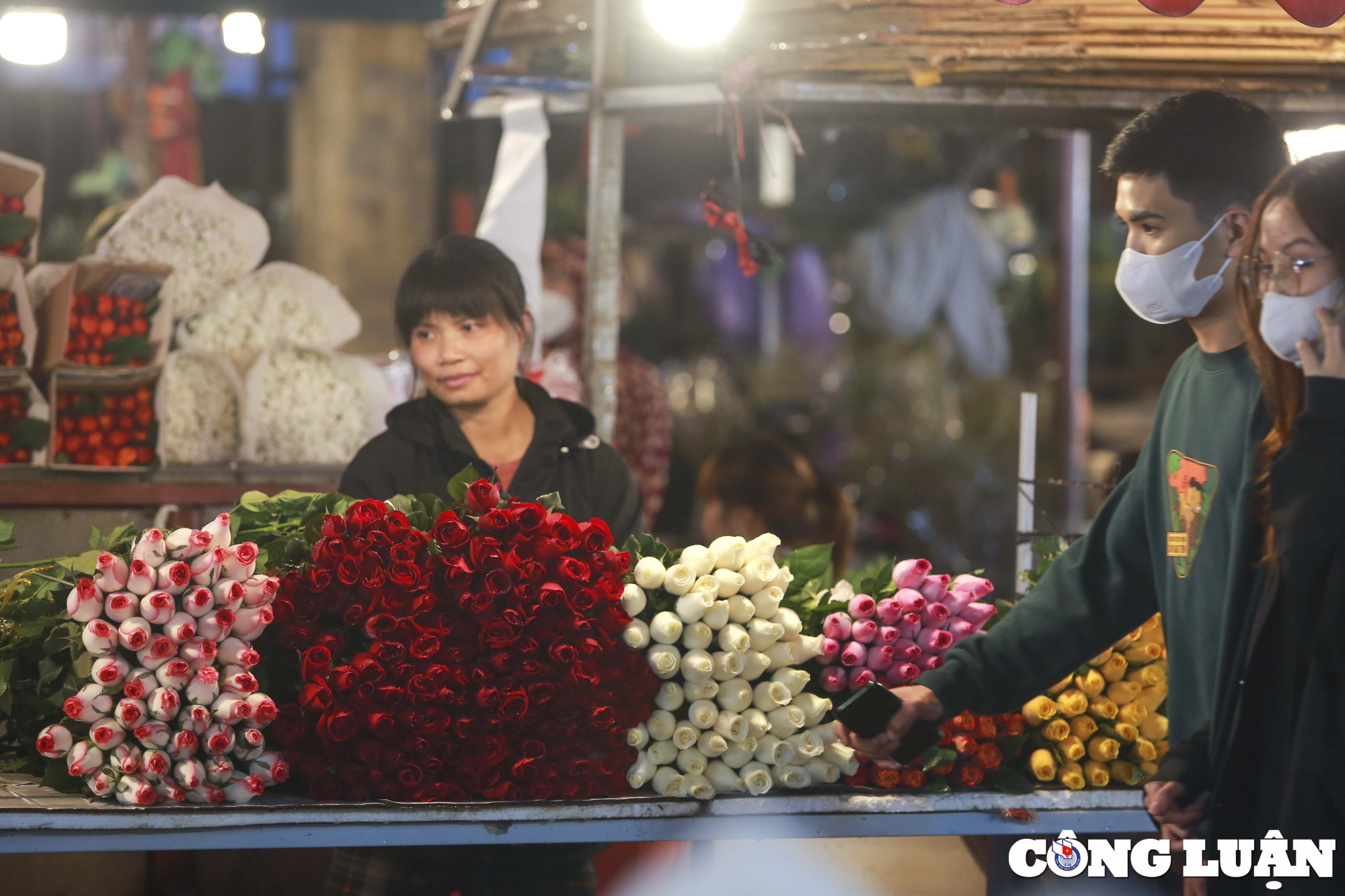 ha noi nhon nhip nguoi dan den cho hoa quang ba truoc ngay valentine hinh 6