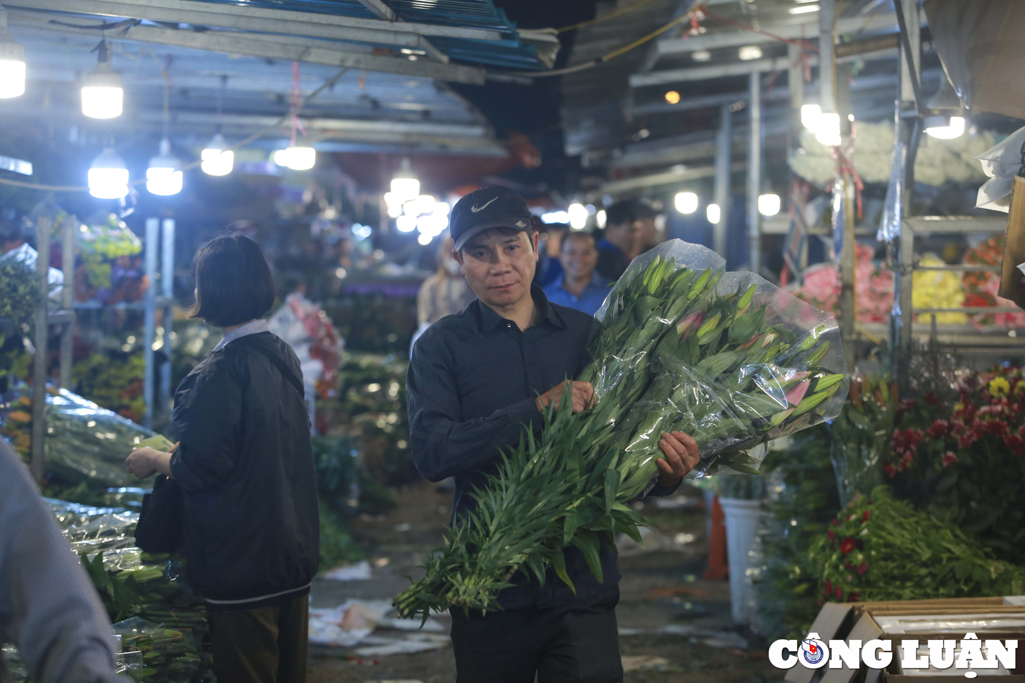 ha noi nhon nhip nguoi dan den cho hoa quang ba truoc ngay valentine hinh 3