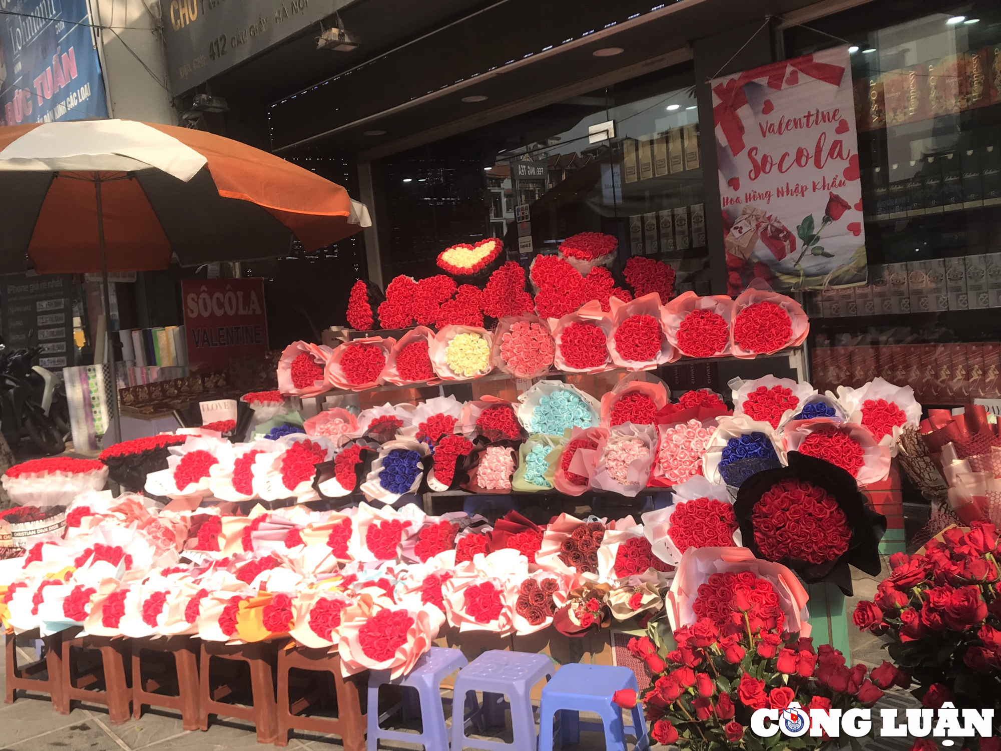 ha noi can ke valentine gia hoa tang gap doi gap ba hinh 1