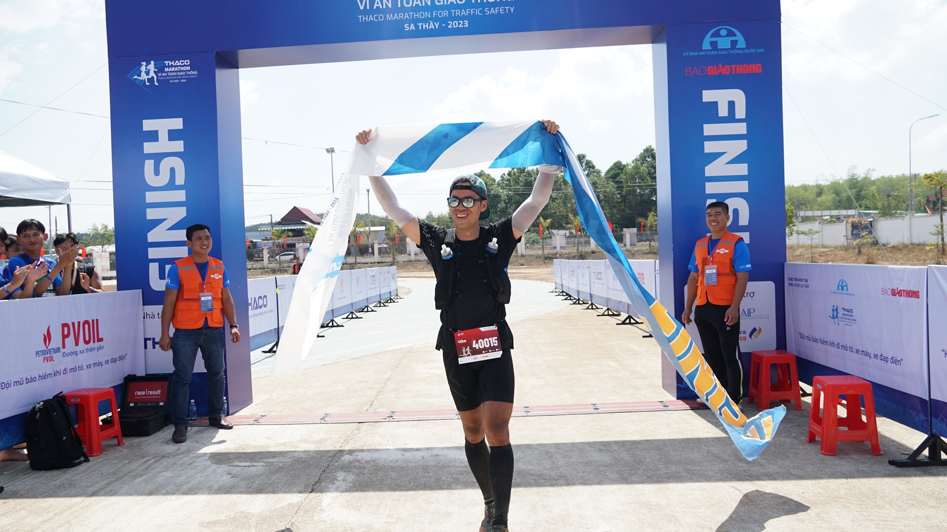 kon tum gan 1000 van dong vien dua tai o giai marathon  vi an toan giao thong hinh 6