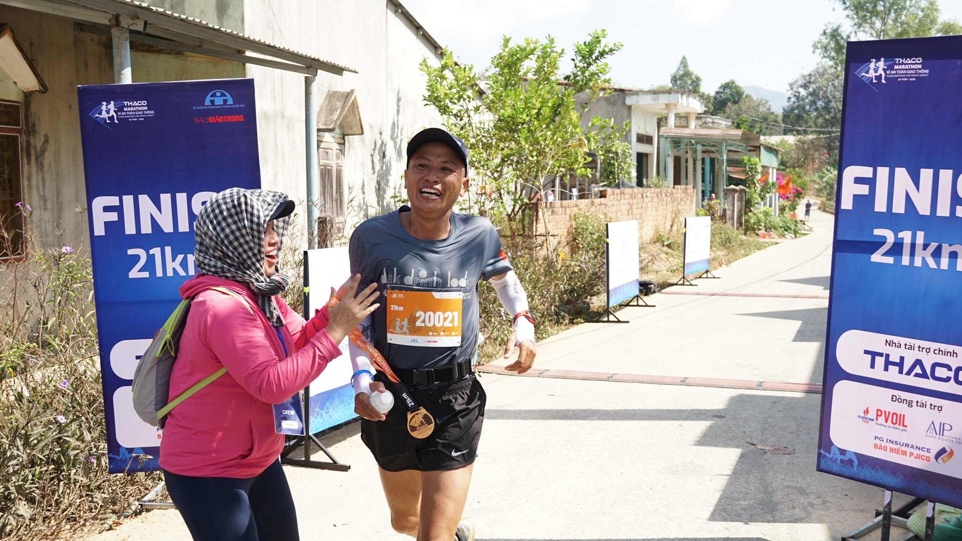 kon tum gan 1000 van dong vien dua tai o giai marathon  vi an toan giao thong hinh 7