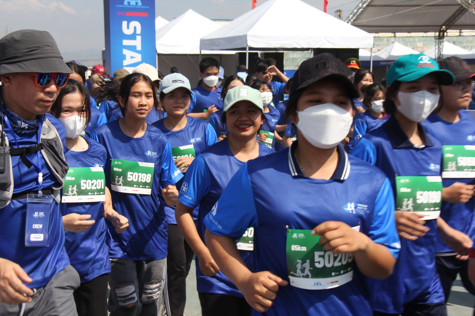 kon tum gan 1000 van dong vien dua tai o giai marathon  vi an toan giao thong hinh 10