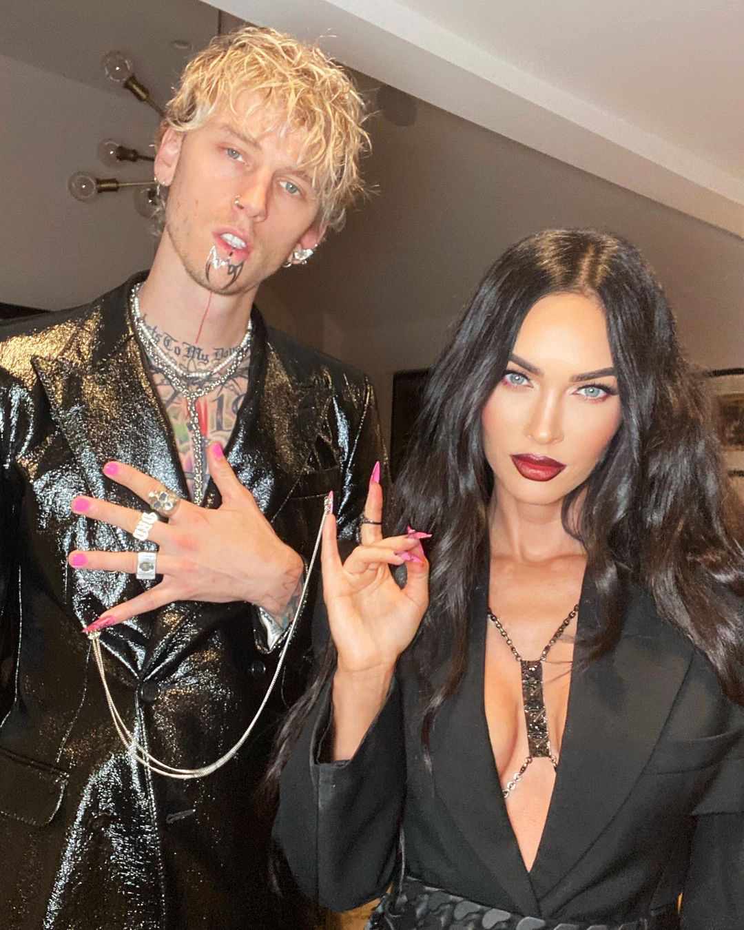 rapper mgk bi megan fox xoa khoi instagram vi ngoai tinh hinh 1