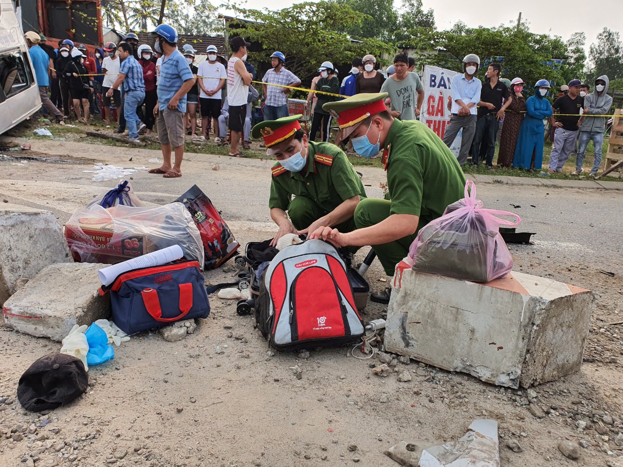 nhieu nan nhan vu container va cham xe khach khien 8 nguoi tu vong tai quang nam dang duoc cap cuu hinh 2