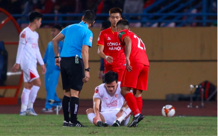 nguyen hoang duc chan thuong nang trong tran thang cua viettel fc hinh 1