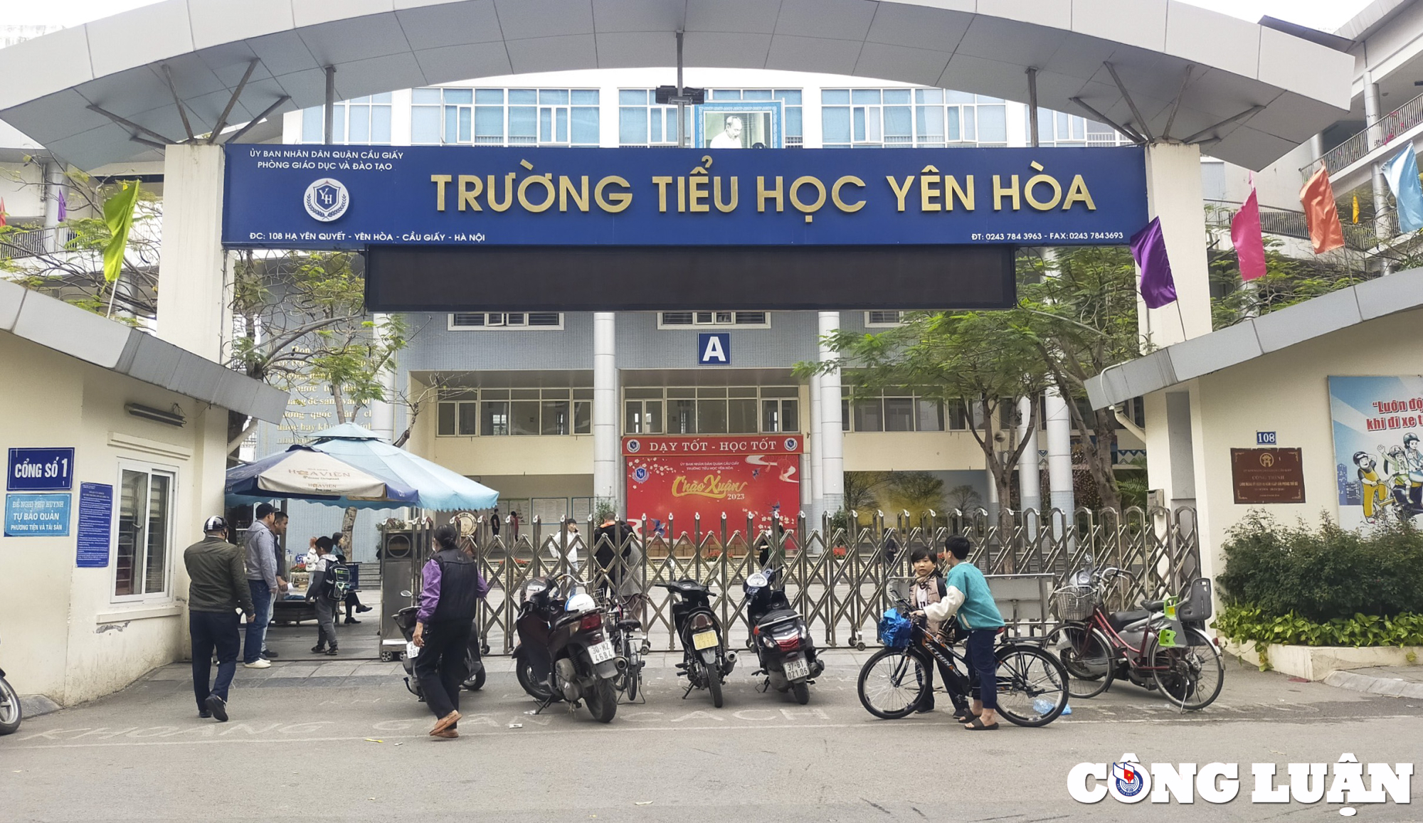 phu huynh hoi ha den don con ve som sau vu chay tai truong tieu hoc yen hoa ha noi hinh 4