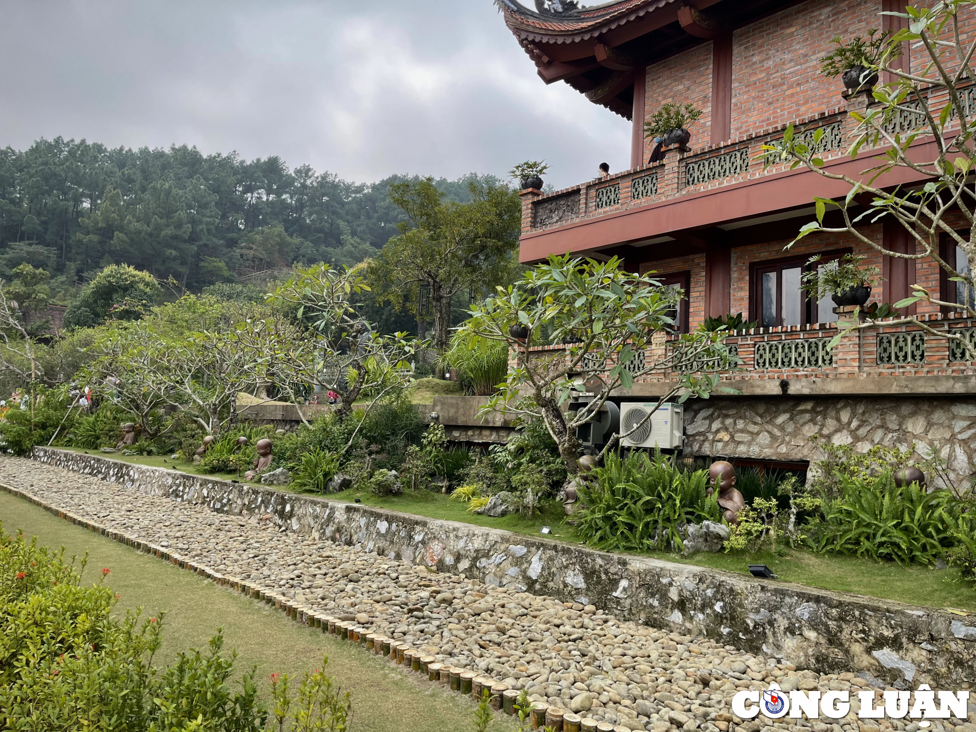 chua dung dia tang phi lai tu noi tien canh an lac tai ha nam hinh 11