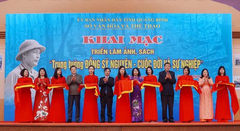 khai mac trien lam anh sach trung tuong dong sy nguyen  cuoc doi va su nghiep tai quang binh hinh 1