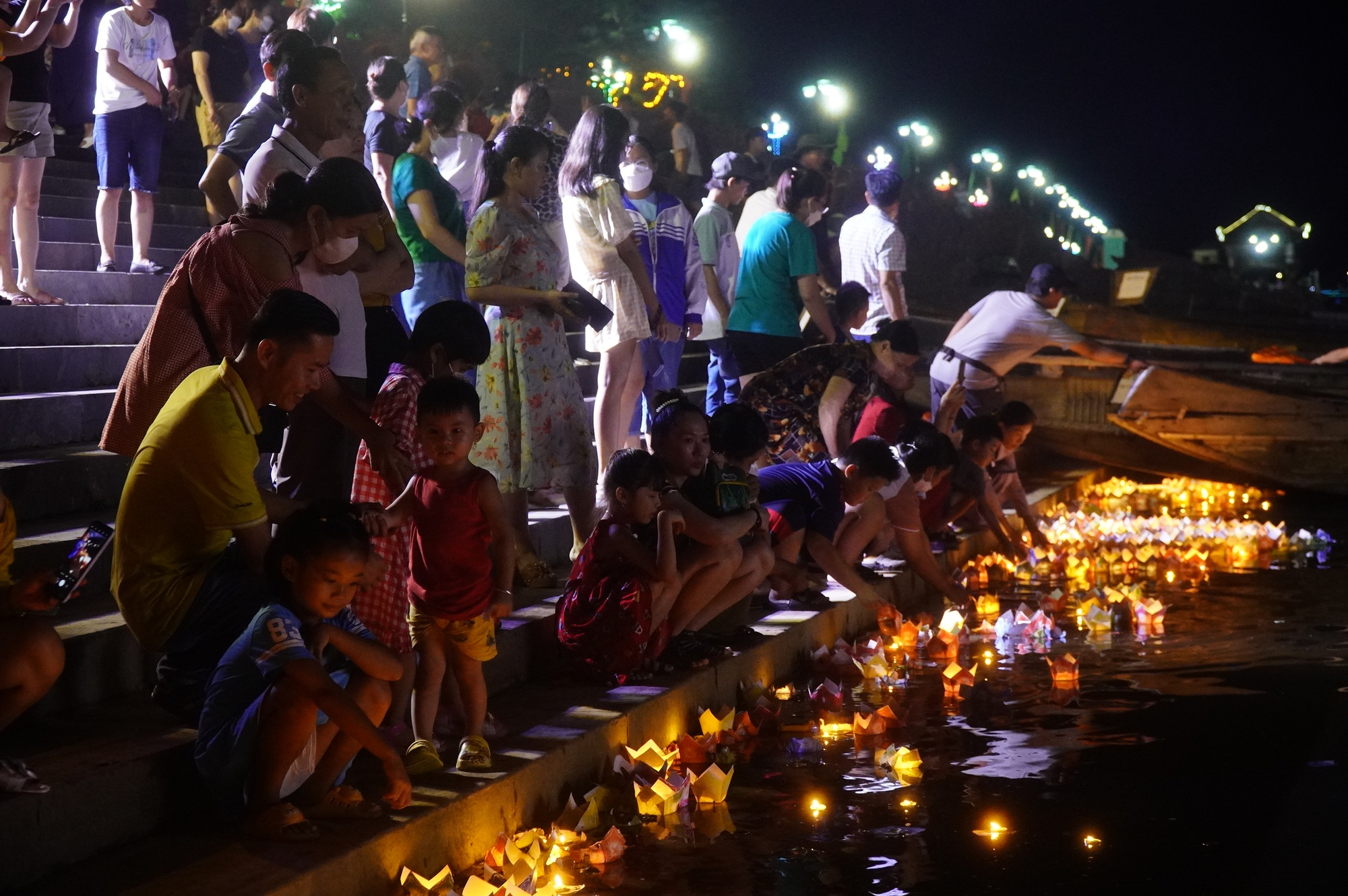 quang tri mien phi 500 khach ngoai tinh dau tien di tour du lich dem hinh 3