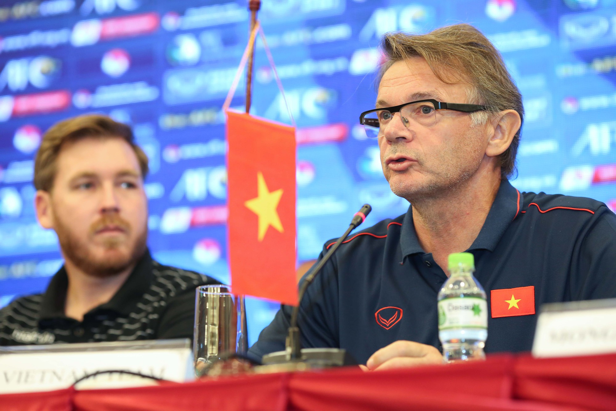 hlv philippe troussier dan dat doi tuyen bong da viet nam hinh 2