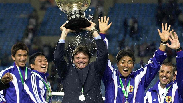 hlv philippe troussier dan dat doi tuyen bong da viet nam hinh 3