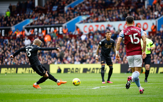 nguoc dong kich tinh truoc aston villa arsenal doi lai ngoi dau cua man city hinh 3