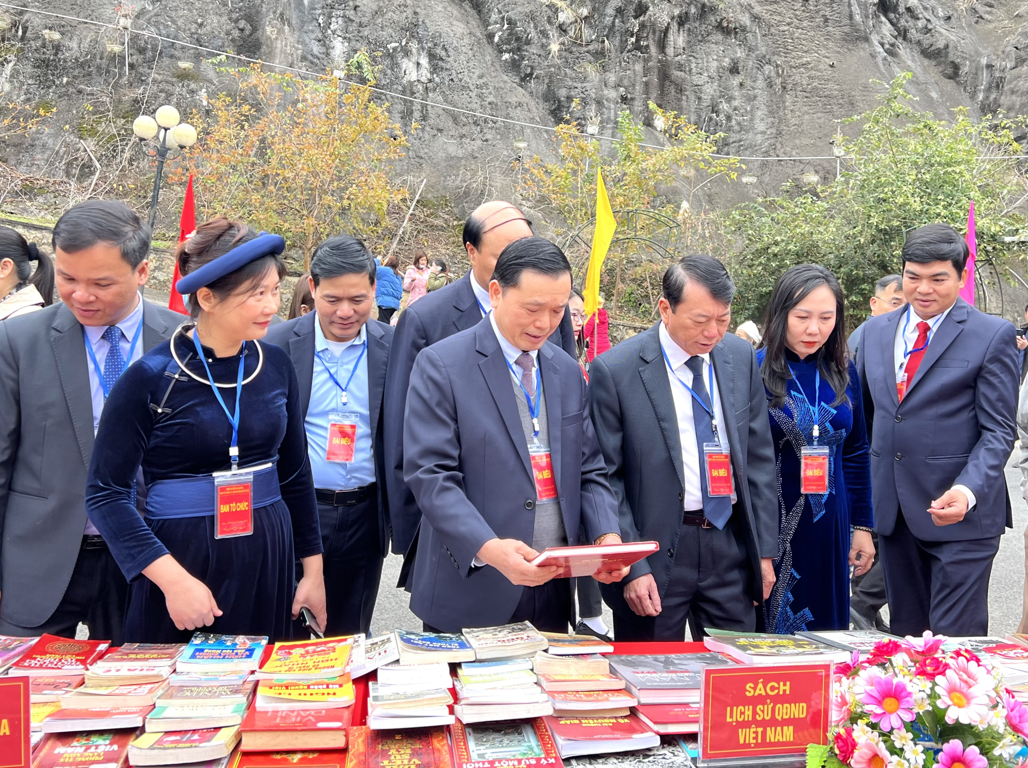 cao bang tung bung le hoi ve nguon pac bo hinh 3