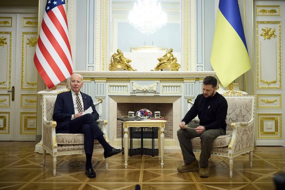 ong biden di dao o kiev truoc cot moc 1 nam cuoc chien nga  ukraine hinh 2