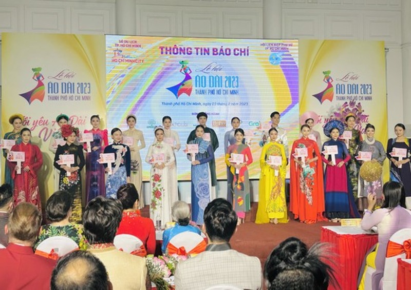 du khach co the tuong tac truc tuyen voi le hoi ao dai tphcm 2023 hinh 2