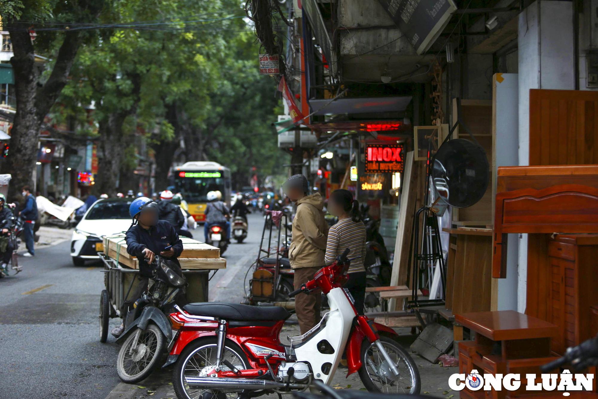 via he duong de la thanh ha noi bi chiem dung thanh nhung cong xuong go hinh 3