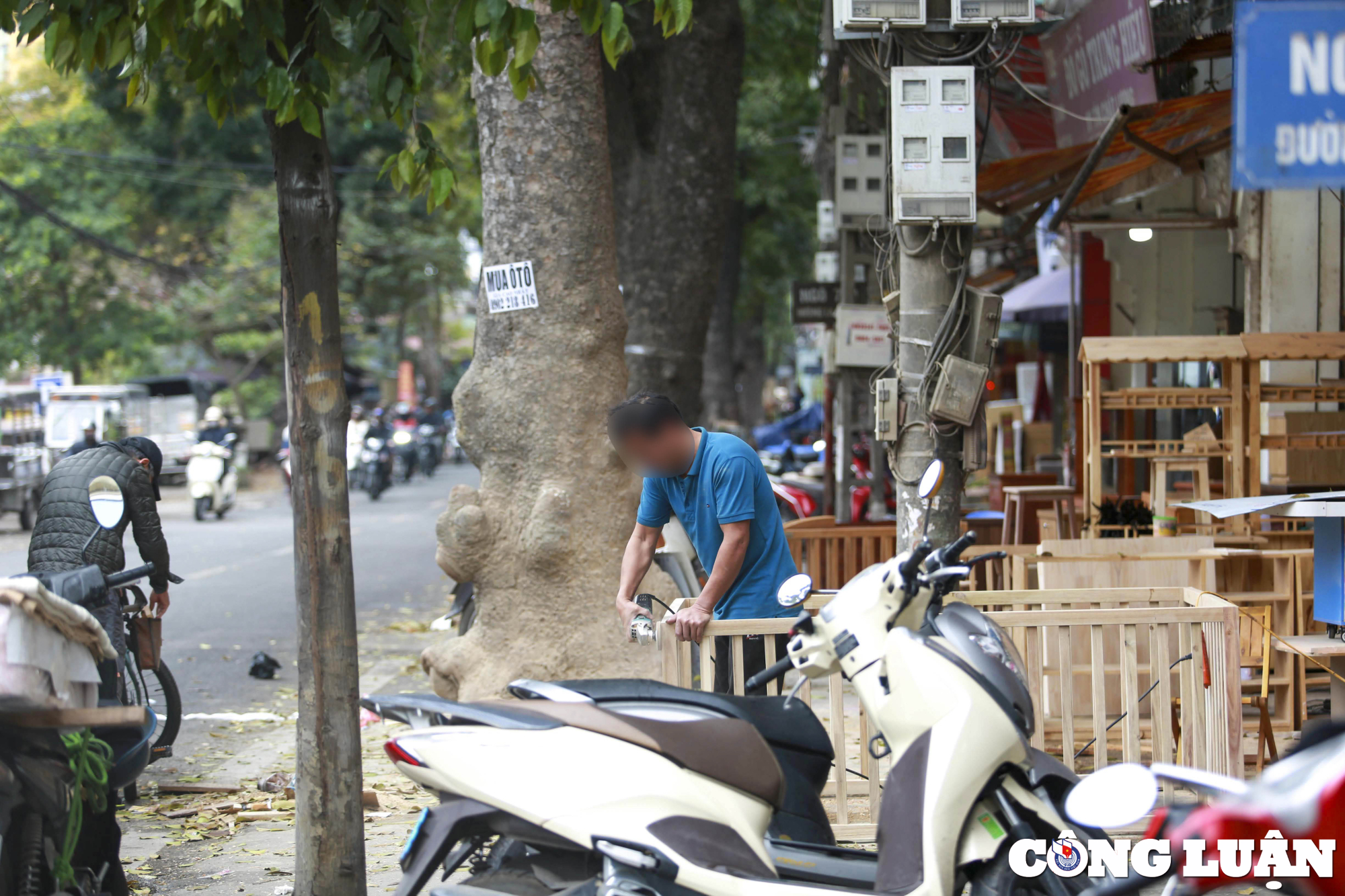 via he duong de la thanh ha noi bi chiem dung thanh nhung cong xuong go hinh 1