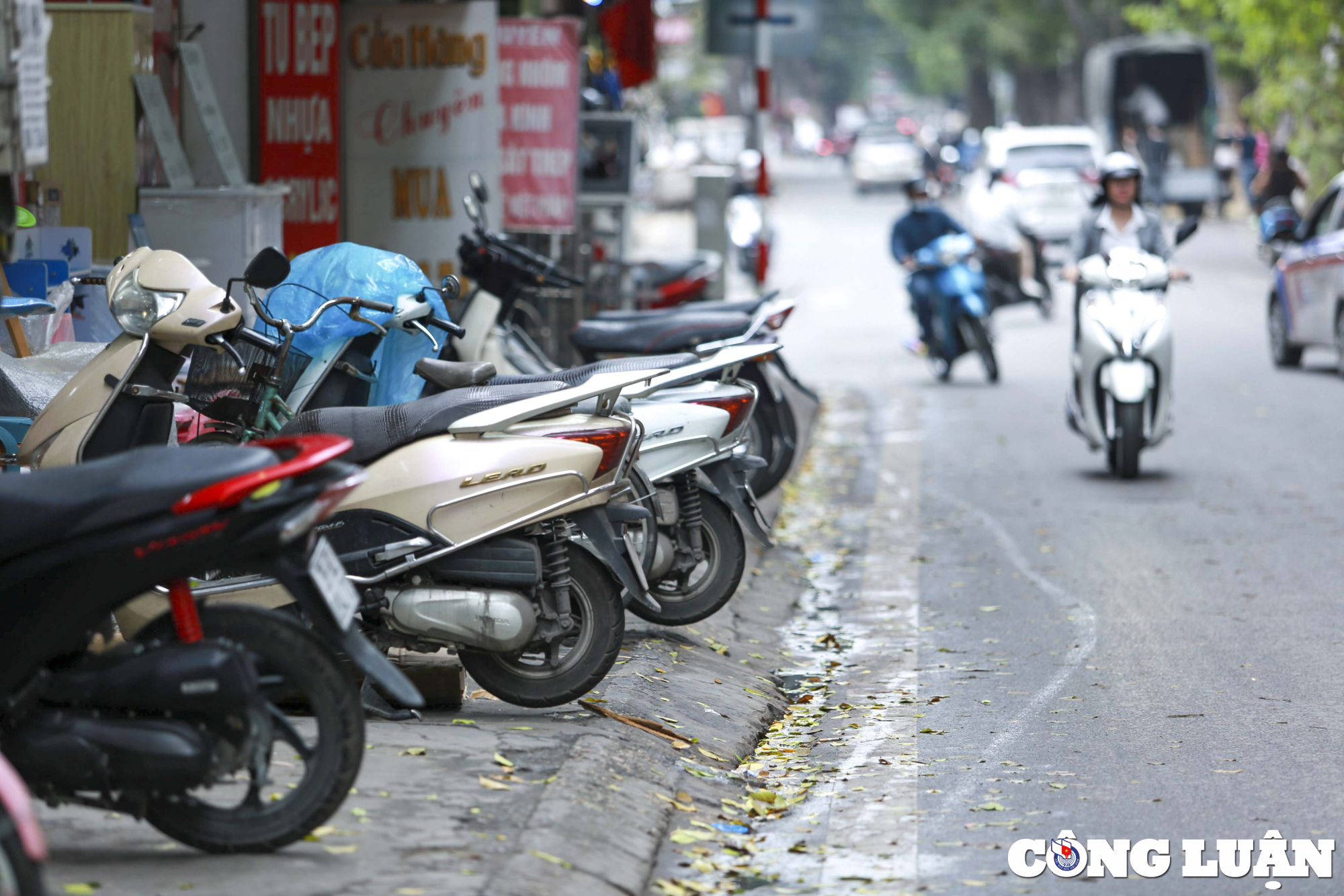 via he duong de la thanh ha noi bi chiem dung thanh nhung cong xuong go hinh 6