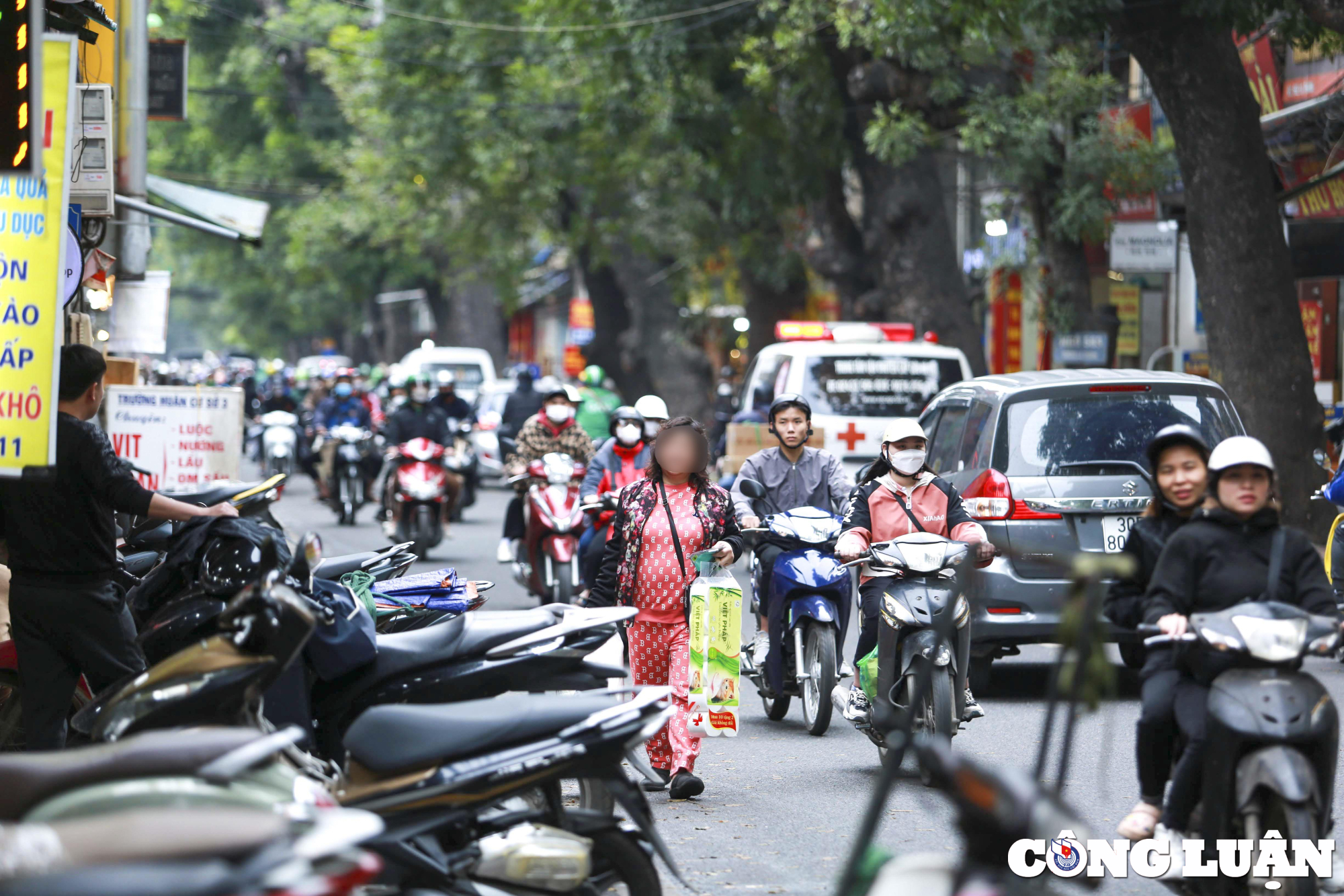 via he duong de la thanh ha noi bi chiem dung thanh nhung cong xuong go hinh 5