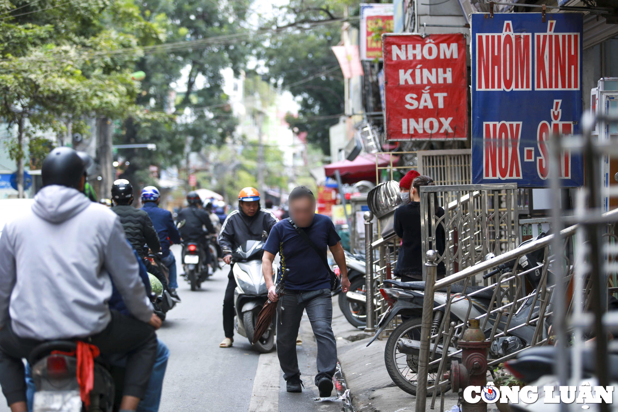 via he duong de la thanh ha noi bi chiem dung thanh nhung cong xuong go hinh 4