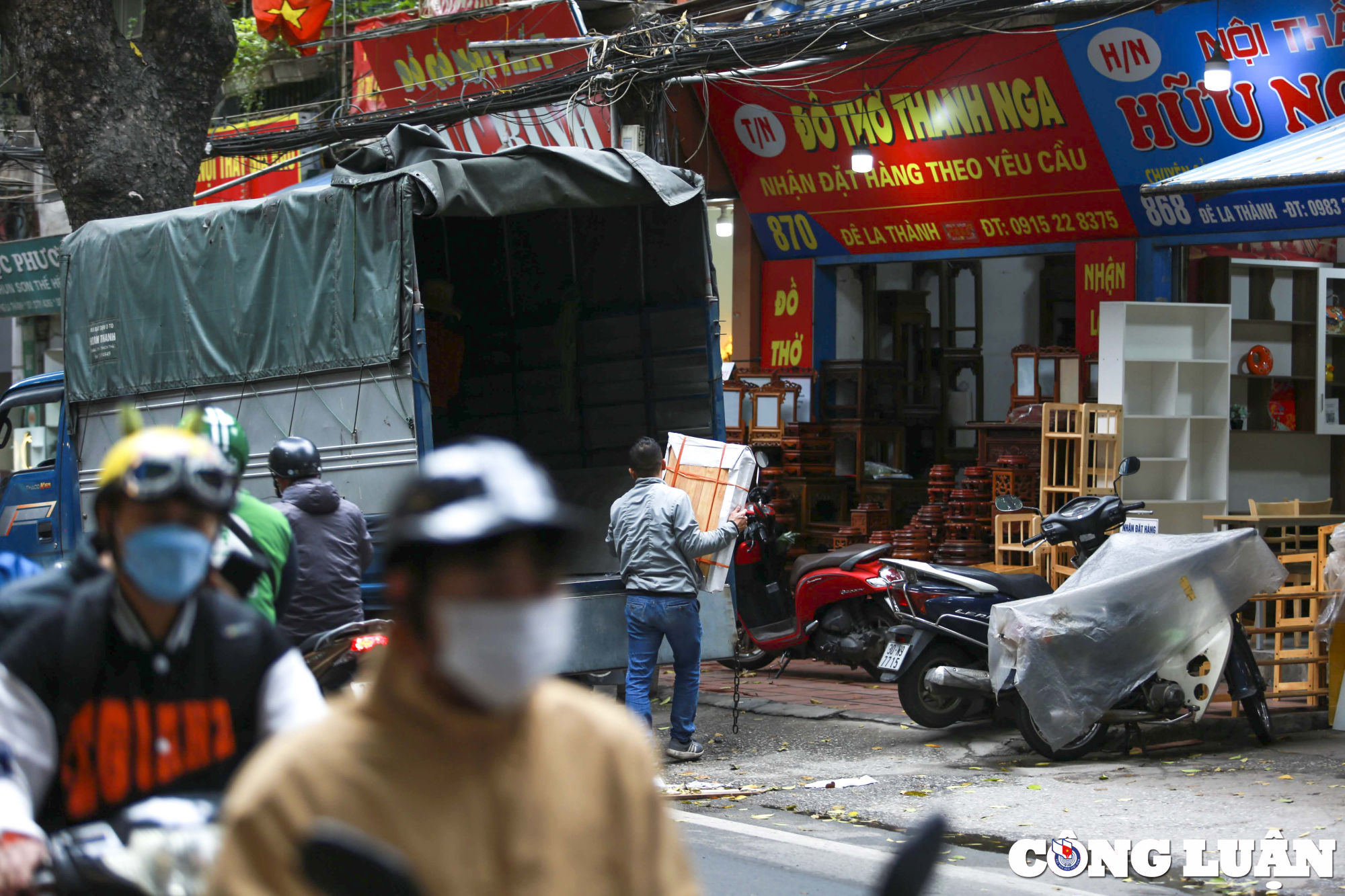 via he duong de la thanh ha noi bi chiem dung thanh nhung cong xuong go hinh 2