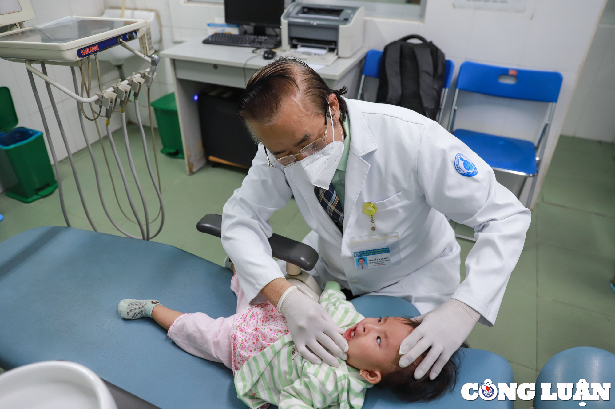 TS.BSCKII. Nguyễn Văn Đẩu - Trưởng khoa Răng Hàm Mặt, Bệnh viện Nhi Đồng 1 (TP HCM) đang khám cho bệnh nhi

